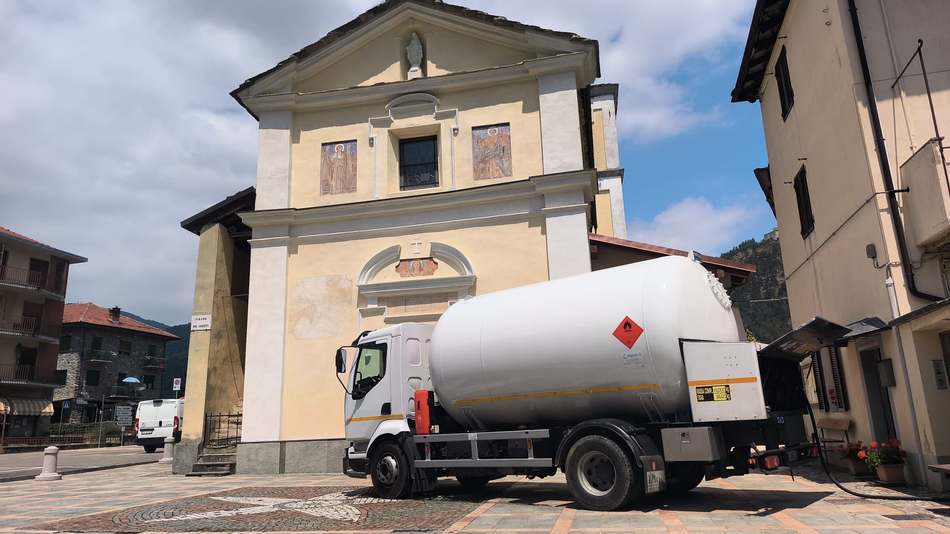 Rifornimento GPL in una piazza di paese in Piemonte