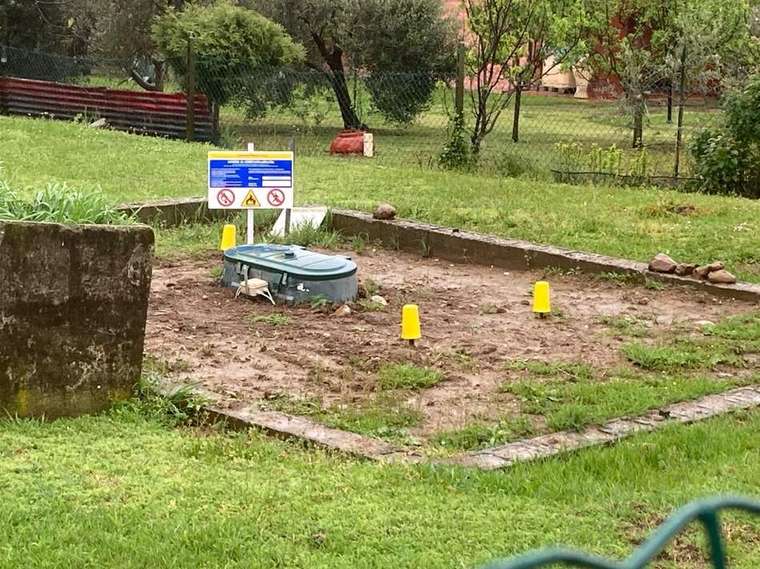 Serbatoio GPL interrato in giardino, a vista solo il pozzetto e la segnaletica