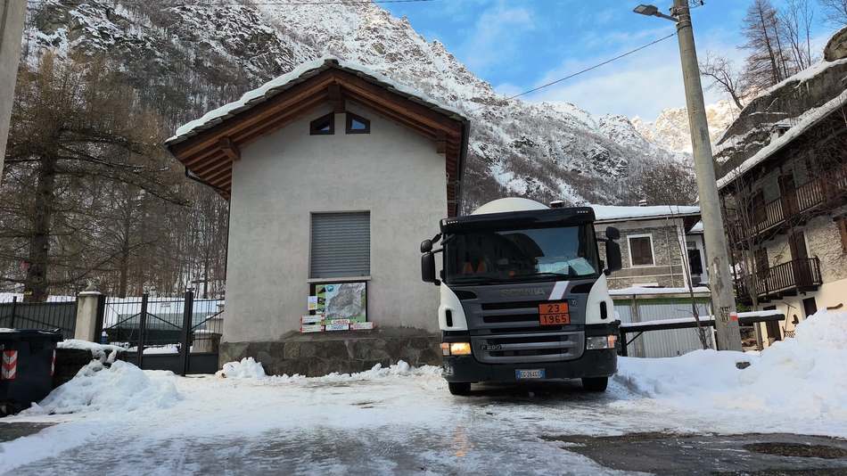 Autobotte GPL in consegna con la neve in alta valle