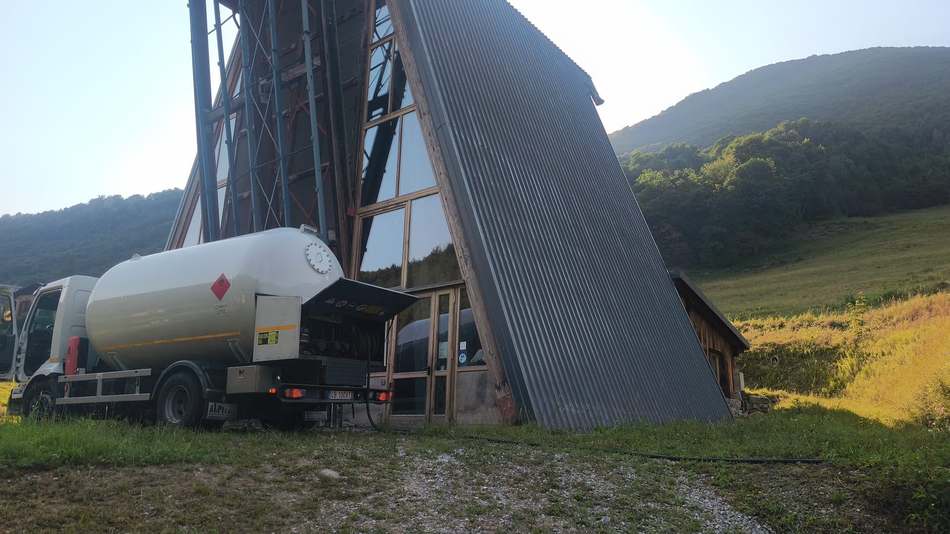 Rifornimento GPL presso una struttura isolata di montagna